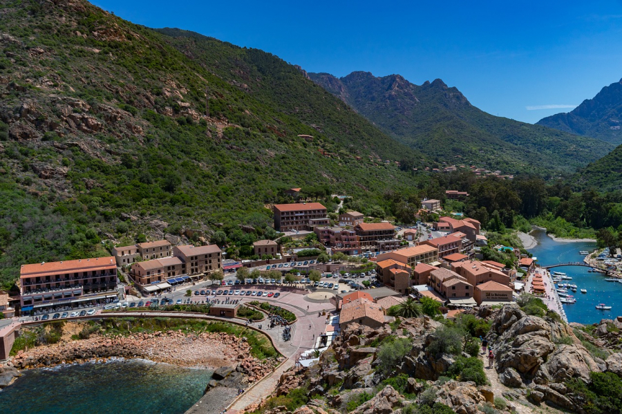 Welche Tipps gibt es für einen Familienausflug auf einen Campingplatz auf Korsika?